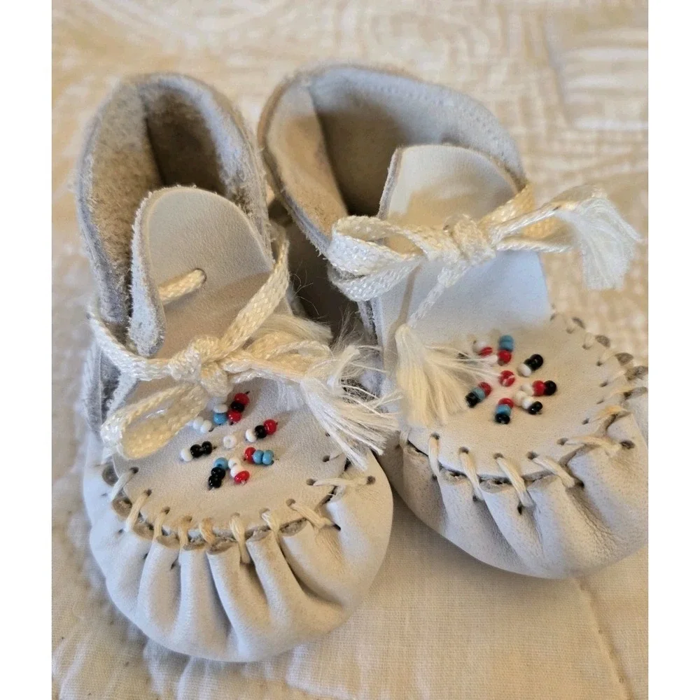 Minnetonka Beaded White Leather Moccasins Infant Size 1 Deer Foot Infant Shoes
